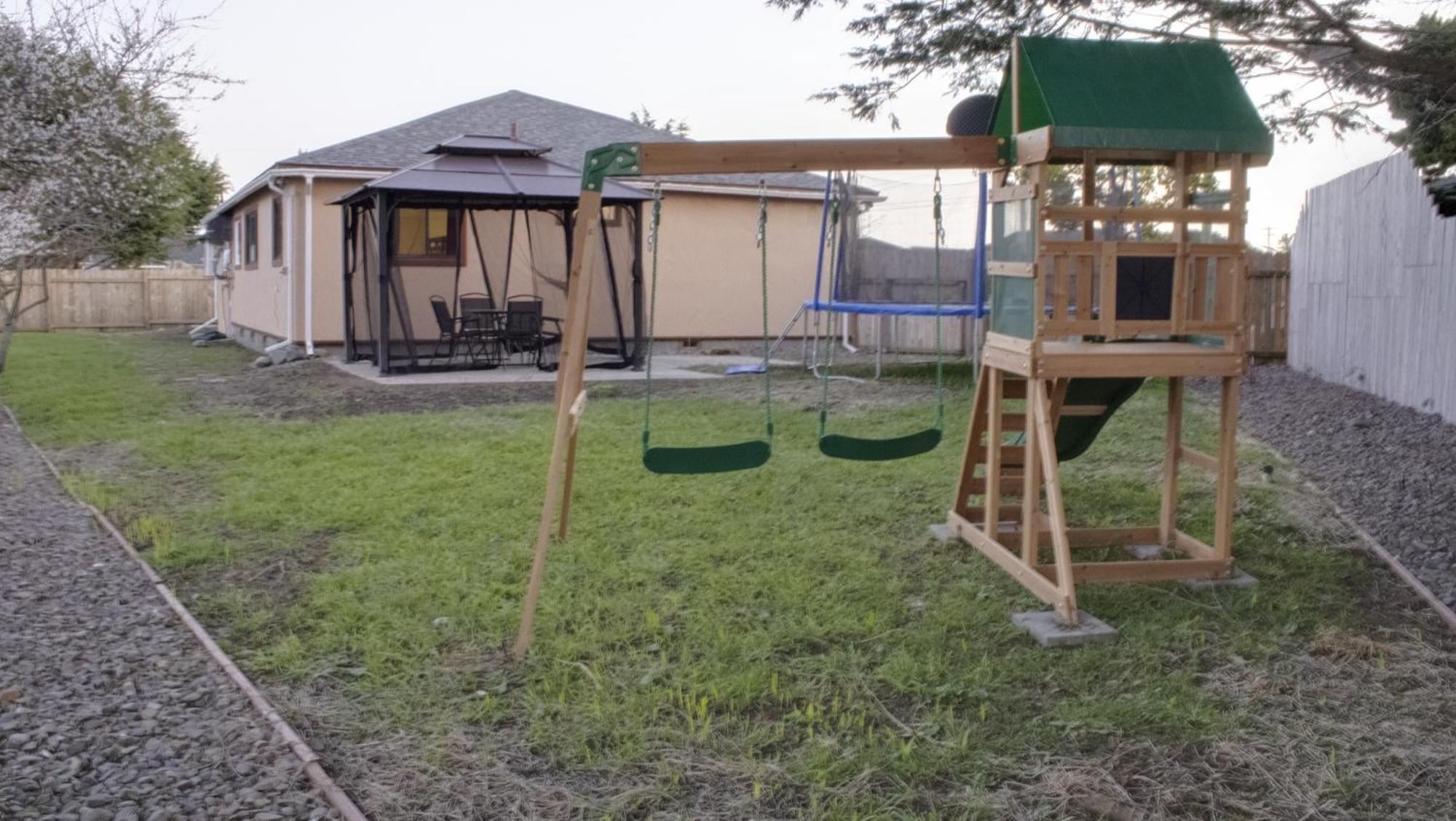 Private Home - Playground, Jumping Mat, Bbq, Darts, Firepit, Gazebo, 4 Smart Tvs, White Cotton Bedding, - The Redwood Cul-De Sac Beach Retreat เครสเซนต์ซิตี ภายนอก รูปภาพ