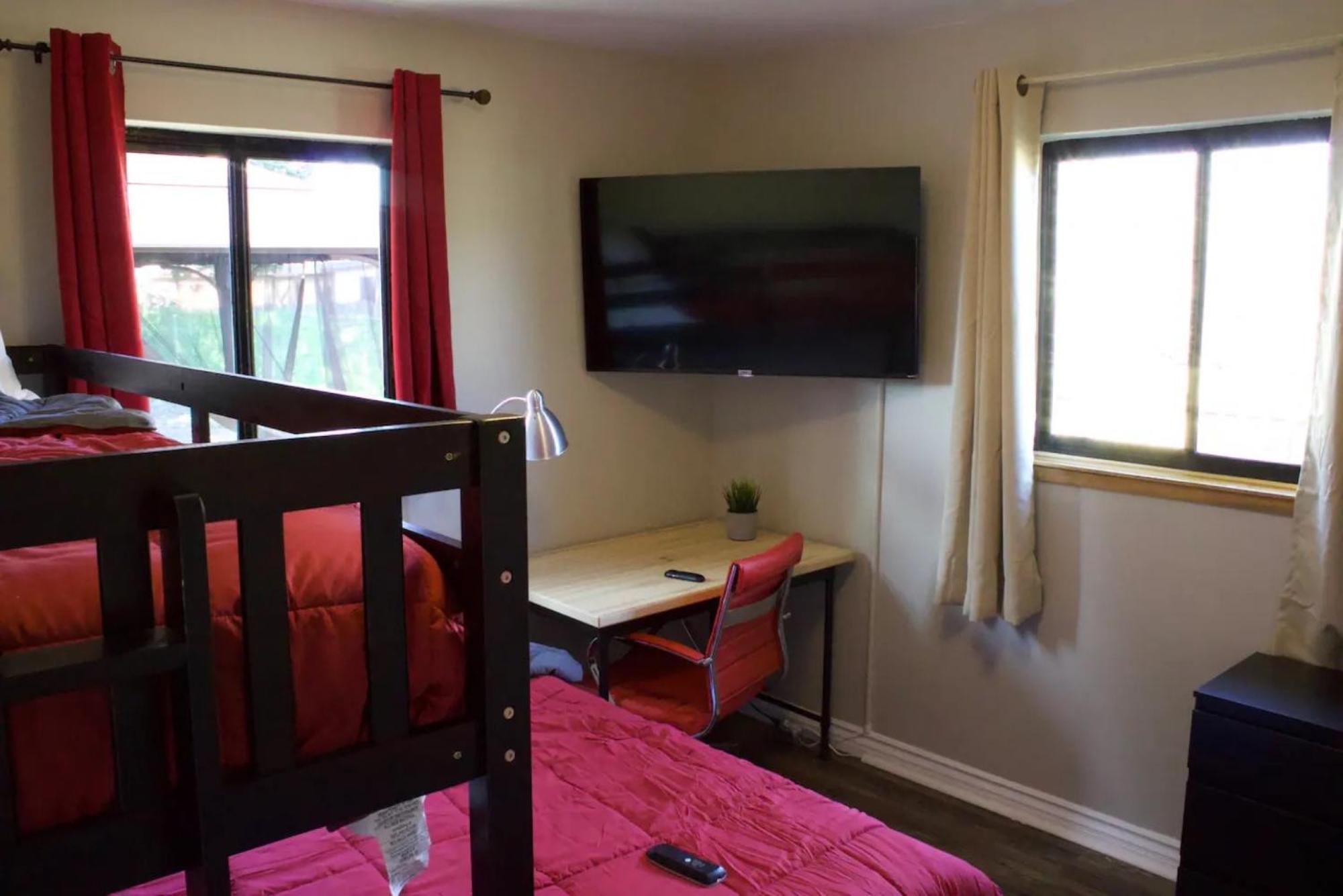 Private Home - Playground, Jumping Mat, Bbq, Darts, Firepit, Gazebo, 4 Smart Tvs, White Cotton Bedding, - The Redwood Cul-De Sac Beach Retreat เครสเซนต์ซิตี ภายนอก รูปภาพ
